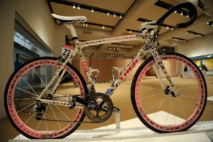 Найдорожчий велосипед у світі: Trek Madone Butterfly від Damien Hirst за $500 000